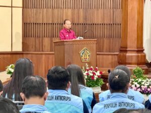 Gubernur Koster saat membuka Sosialisasi Penguatan Integritas, Budaya Antikorupsi, dan Gratifikasi bagi ASN Pemprov Bali serta Forum Penyuluh Antikorupsi (PAKSI) Provinsi Bali