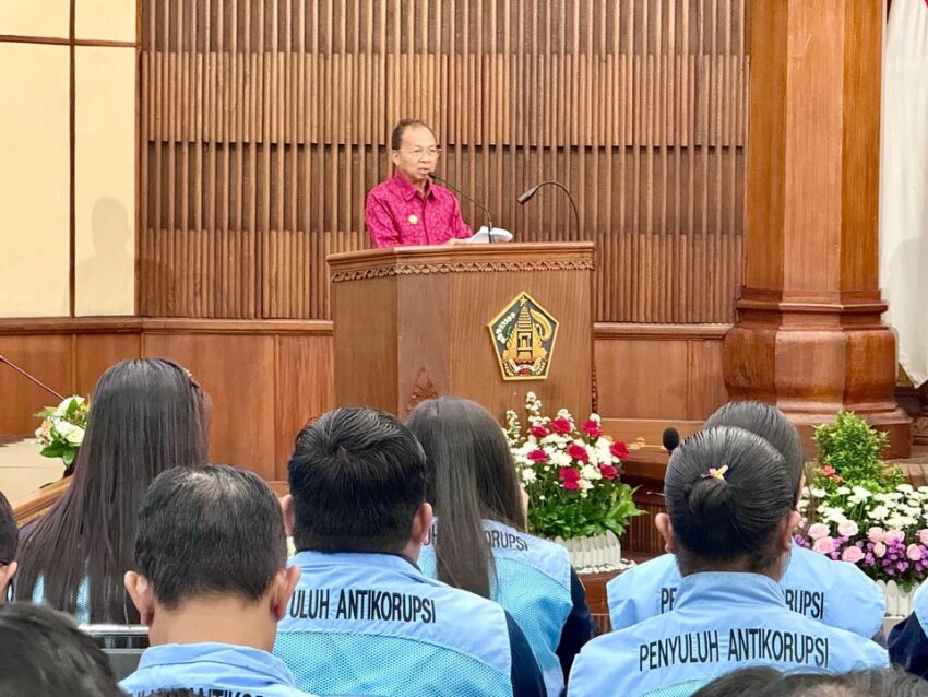 Gubernur Koster saat membuka Sosialisasi Penguatan Integritas, Budaya Antikorupsi, dan Gratifikasi bagi ASN Pemprov Bali serta Forum Penyuluh Antikorupsi (PAKSI) Provinsi Bali