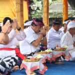 I Made Dirga, menghadiri dua rangkaian Uleman Upacara di wilayah Kecamatan Selemadeg Barat, Senin (3/11).