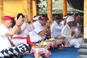 I Made Dirga, menghadiri dua rangkaian Uleman Upacara di wilayah Kecamatan Selemadeg Barat, Senin (3/11).