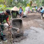 Babinsa Desa Wongaya Gede Turun Langsung Gotong Royong Pembetonan Jalan Subak