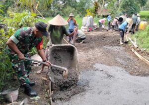 Babinsa Desa Wongaya Gede Turun Langsung Gotong Royong Pembetonan Jalan Subak