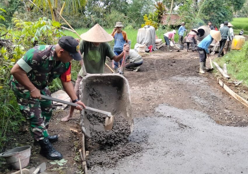 Babinsa Desa Wongaya Gede Turun Langsung Gotong Royong Pembetonan Jalan Subak