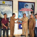 Sekretariat Dewan Perwakilan Rakyat Daerah (DPRD) Kabupaten Karangasem bersama 20 wartawan media cetak dan elektronik melaksanakan kunjungan studi banding ke Dinas Komunikasi dan Informatika (Diskominfo) Kabupaten Tabanan pada Senin (3/11).