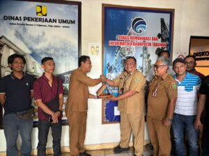 Sekretariat Dewan Perwakilan Rakyat Daerah (DPRD) Kabupaten Karangasem bersama 20 wartawan media cetak dan elektronik melaksanakan kunjungan studi banding ke Dinas Komunikasi dan Informatika (Diskominfo) Kabupaten Tabanan pada Senin (3/11).