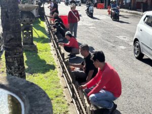 ASN Tabanan Gotong Royong Cat Trotoar, Meriahkan HUT ke-532 Kota Singasana