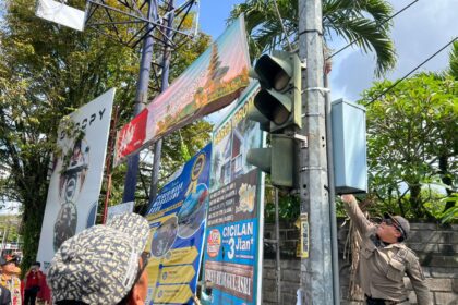 Satuan Polisi Pamong Praja Kabupaten Tabanan menertibkan papan reklame yang dinilai melanggar aturan di wilayah Kecamatan Tabanan dan Kecamatan Kediri pada Minggu (22/3/2026).