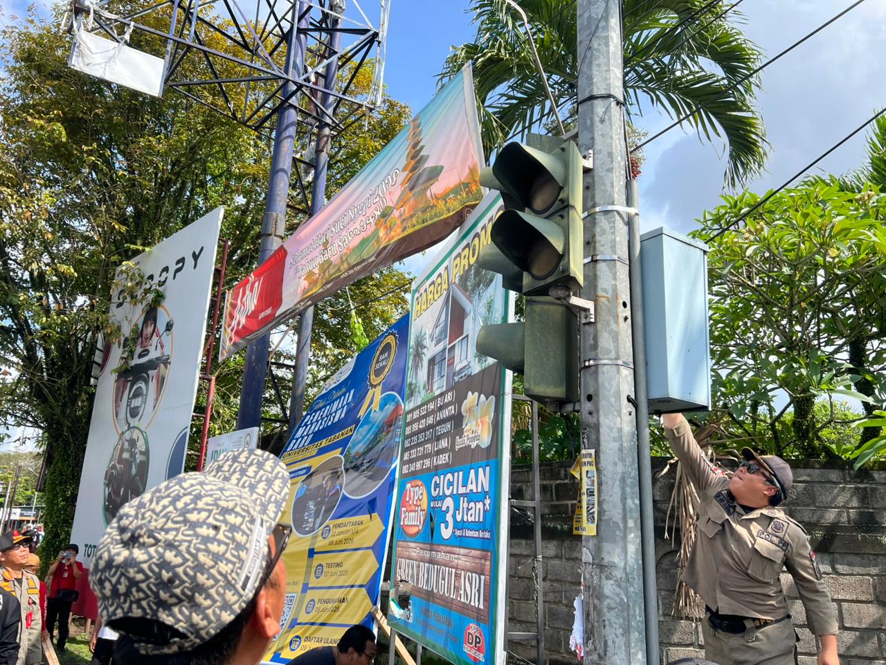 Satuan Polisi Pamong Praja Kabupaten Tabanan menertibkan papan reklame yang dinilai melanggar aturan di wilayah Kecamatan Tabanan dan Kecamatan Kediri pada Minggu (22/3/2026).