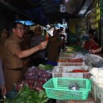 Forum Koordinasi Pimpinan Daerah (Forkopimda) Kabupaten Tabanan menggelar inspeksi mendadak (sidak) pemantauan harga kebutuhan pokok di Pasar Kediri, Senin (10/3).