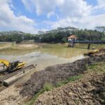 Balai Wilayah Sungai (BWS) tengah melaksanakan kegiatan pembersihan lumpur di Bendungan Telaga Tunjung.
