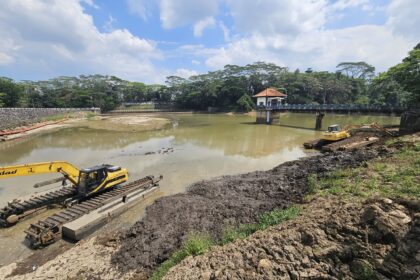 Balai Wilayah Sungai (BWS) tengah melaksanakan kegiatan pembersihan lumpur di Bendungan Telaga Tunjung.