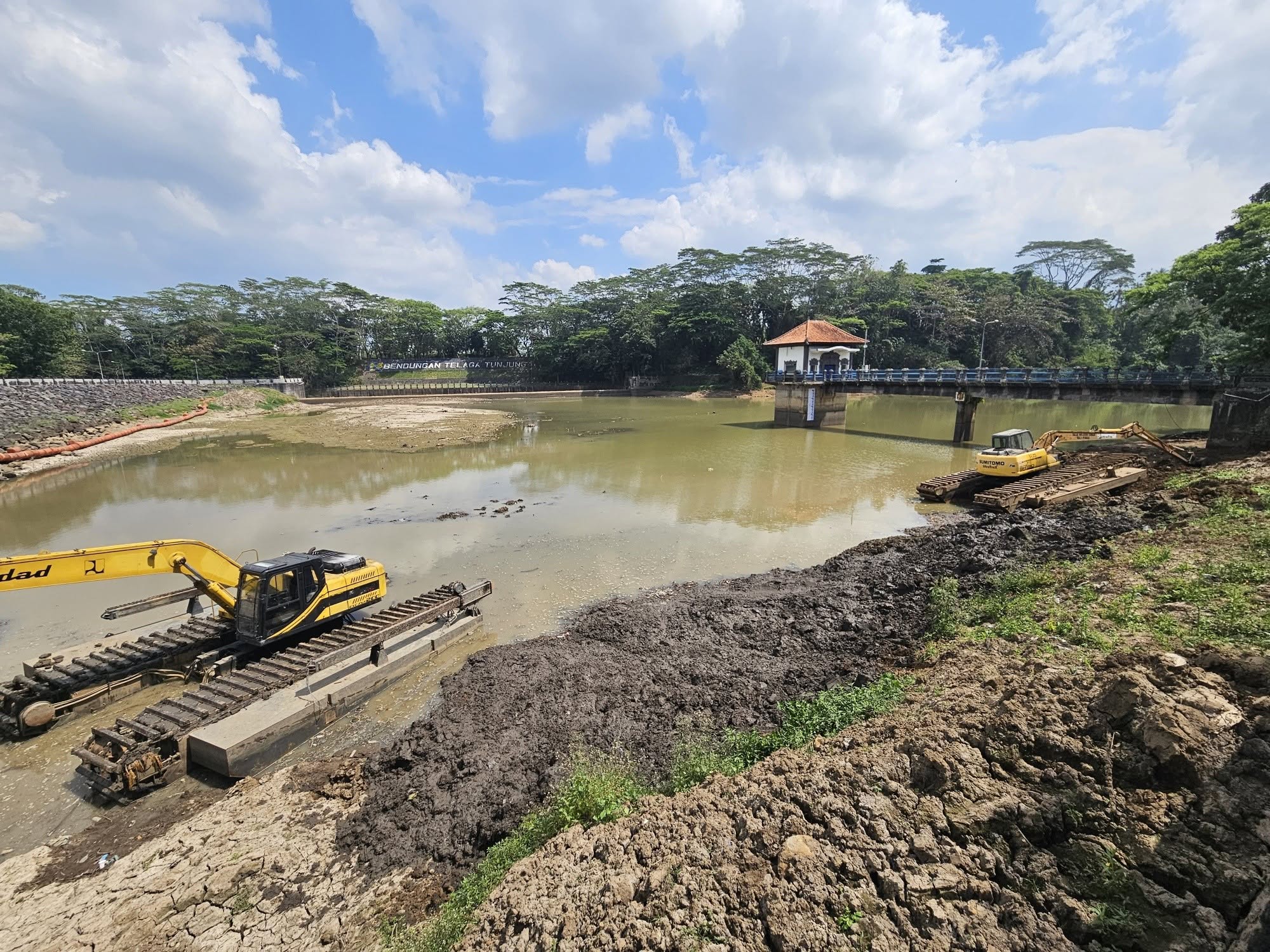 Balai Wilayah Sungai (BWS) tengah melaksanakan kegiatan pembersihan lumpur di Bendungan Telaga Tunjung.